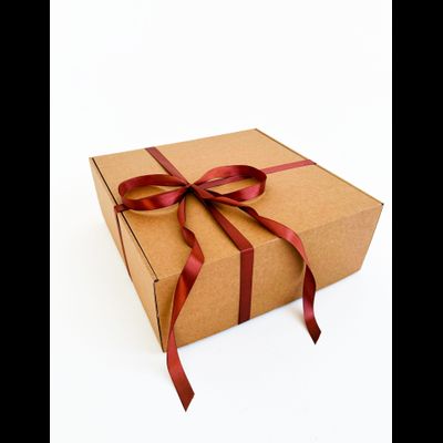 Большая подарочная коробка GILEV 37х37х14см с наполнителем и коричневой лентой