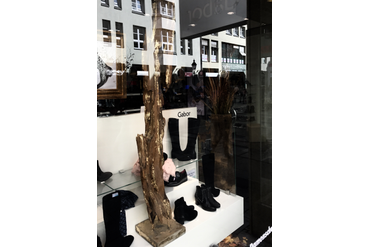 Декор витрины обувного магазина, Мюнхен, Германия.