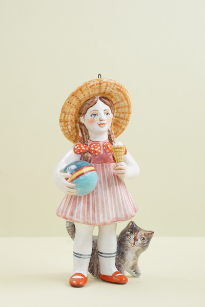 Девочка с мороженым