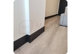 Элегантное решение для вашего интерьера: черный алюминиевый плинтус ПЛ 100 с благородным муаровым блеском.