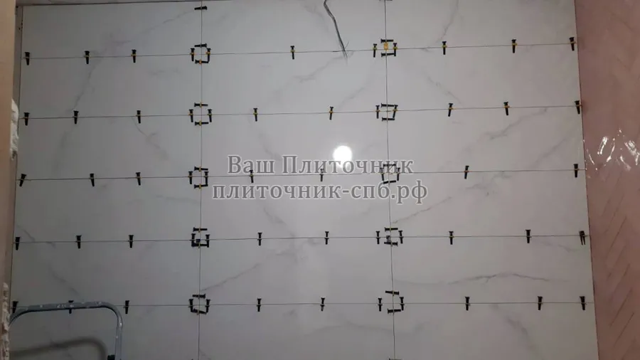 Укладка плитки 90*30 см на стену ванной с использованием СВП (системы выравнивания плитки)