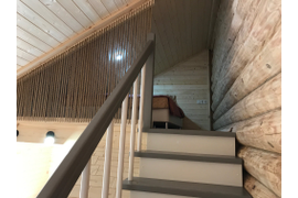 Лестница наверх - там размещены спальные места