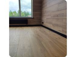 Плинтус ХДФ Dollken Cubu Flex Life 60мм Х 2,5 м 0110/1144 Чёрный в интерьере 4