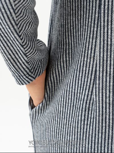 Женское платье прямого силуэта в сером цвете