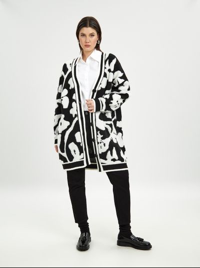 Вязаный кардиган с чёрно-белым узором