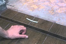 Укладка плитки на гидроизоляционный порожек при входе в ванную