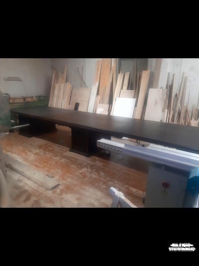 Раздвижной стол из дерева