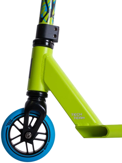 “Трюковой самокат Tech Team Duker 1.0 в неоново-зеленом цвете.”