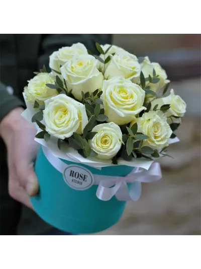 11 розовых роз в шляпной коробке