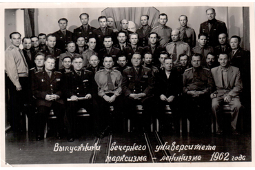 Выпуск вечернего Университета Марсизма-Ленинизма в 1962 г. В центре начальник 71-го полигона генерал-лейтенант Чернорез В.И.,. Третий ряд стоят справа налево  Шлюшкин В.К., девятый Орлов. Верхний ряд слева направо третий Перетятько А.И. 