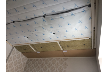 Многослойная эффективная шумоизоляция потолка с использованием деревянной рейки. Толщина системы всего 6 см.
