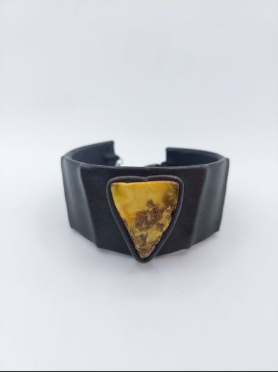 Браслет из натуральной кожи и янтарем