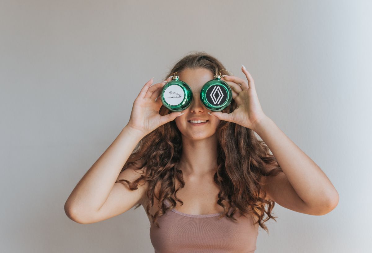 Новогодние игрушки с лого компании