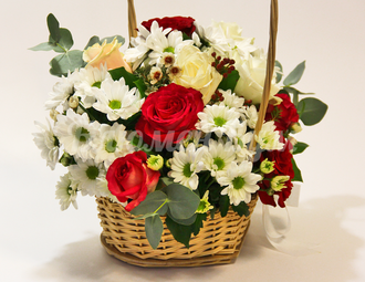 корзинка цветочная с кустовыми белые хризантемами и красными розами