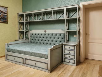 Кровать в виде тахты, с двумя выдвижными ящиками и верхней и боковой надстройкой.