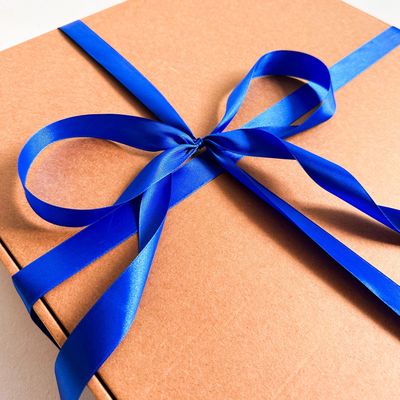 2 штуки - Огромная подарочная коробка GILEV 45х45х20см с синей лентой и наполнителем крафт