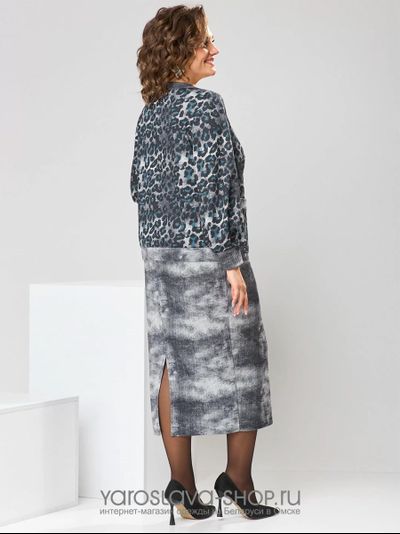 Стильный костюм в деловом стиле, состоящий из жакета и юбки