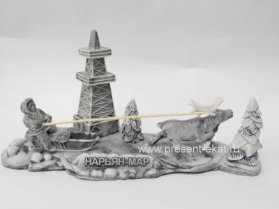 Сувенир с название города Погонщик оленя на фоне буровой