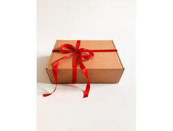 Большая подарочная коробка GILEV 44x32x15см с красной лентой и наполнителем крафт