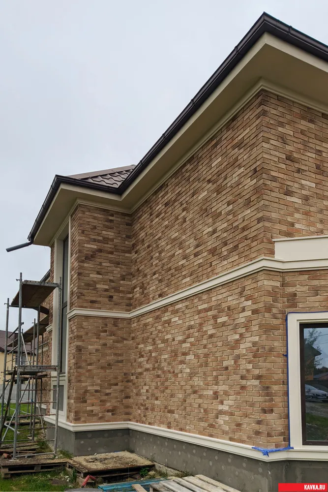 Кирпич "Бельгийский" бежевый на фасаде