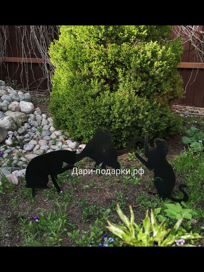 Кошка на задних лапах  - декор металл 36*28см Без проблем можно воткнуть в землю. Служит стильным украшением сада, а так же прекрасно оберегает урожай на грядках от непрошенных птиц. Россия 1798-021173