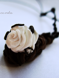 Зимняя Роза. Необычный кулон в виде розы из полимерной глины