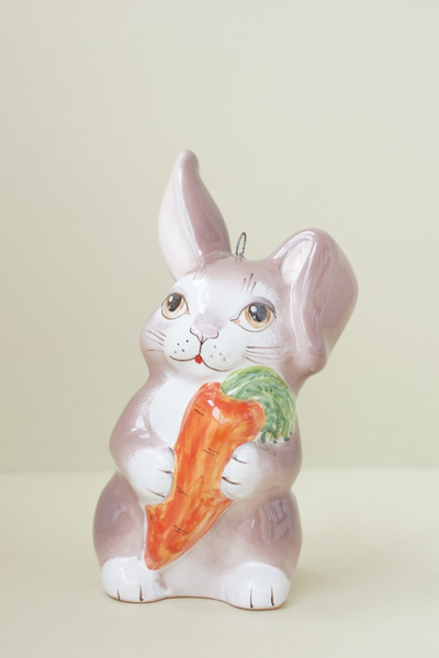 Заяц c морковкой