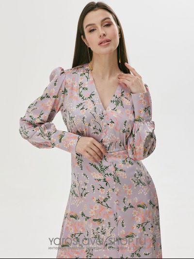 Нежное шелковое платье с растительным принтом