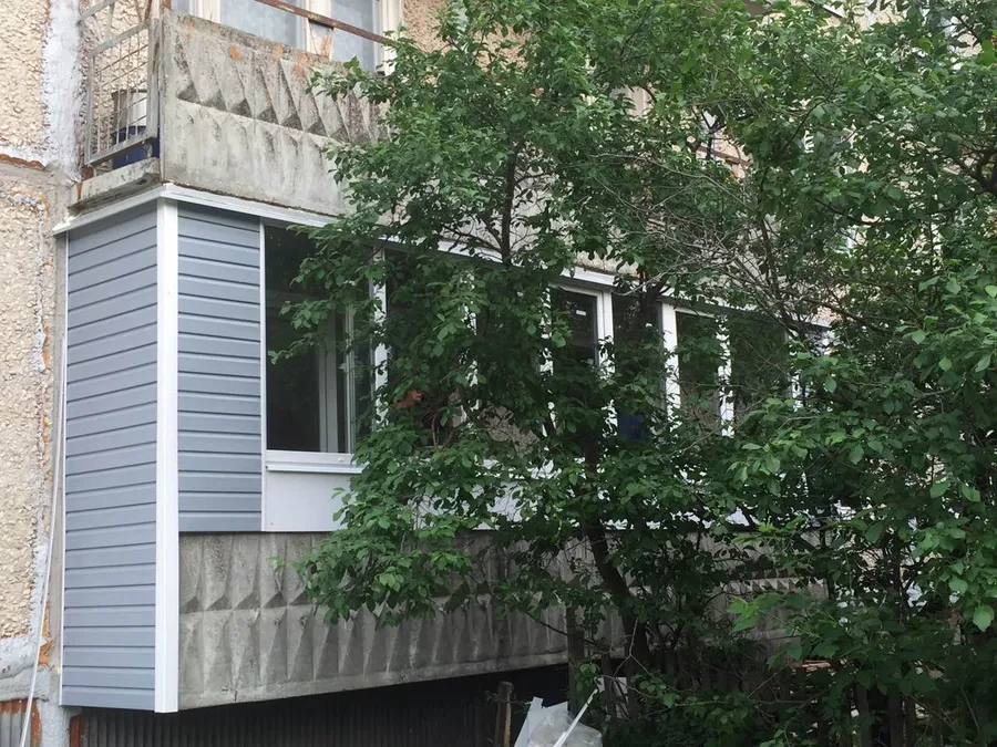 балкон с отделкой сайдингом по бокам, фартук пвх по центру, с. Сновицы