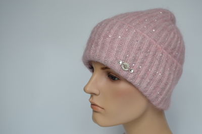 rozovaya-vyazanaya-shapka-s-otvorotom-zimnyaya-vizio-italiya