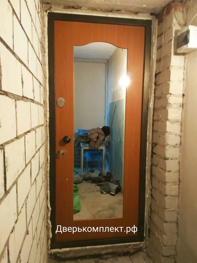 Дверь с зеркалом