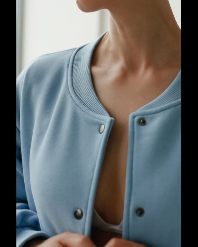 Бомбер удлиненный на кнопках хлопковый велюр (небесный)