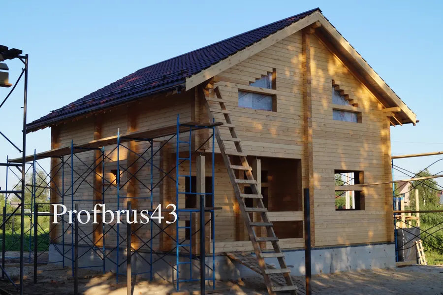 Дом "под крышу" из профилированного бруса камерной сушки 145х195 мм. Возведен в пос. Новая Тура, Республика Татарстан. Срок возведения на готовый фундамент 3 недели