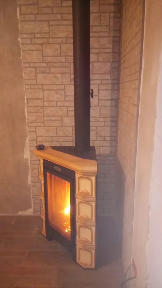 "София" угловая изразец (Экокамин) с окрашенным дымоходом "Вулкан" (Санкт Петербург, гарантия 50 лет)