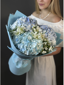 Очаровательный букет с голубыми гортензиями и альстромерией