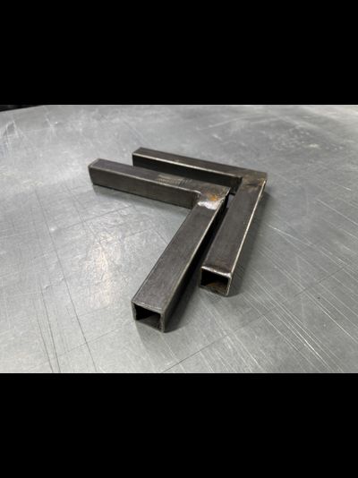 Г-образный коннектор 25*25*2 мм (черный металл без обработки)