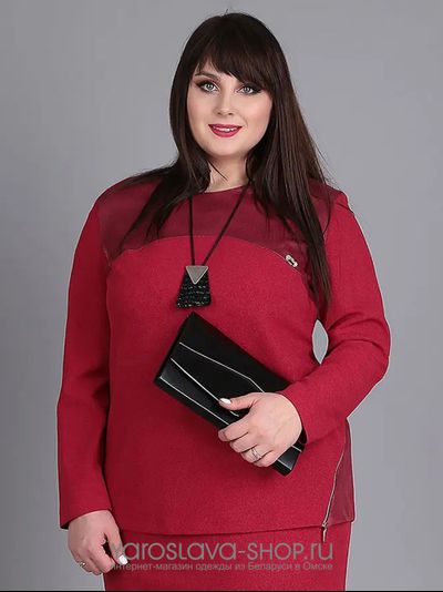 Костюм красного цвета: юбка и блуза с декором из экокожи