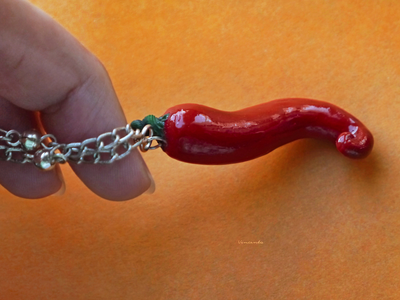 "Добавь перчика!" Яркий кулон с перцем Чили