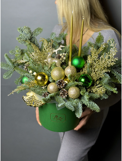 Новогодняя композиция со свечами и оленем