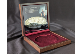 Шкатулка для медали с индивидуальным оформлением - цветной шильд, тиснение фольгой на крышке