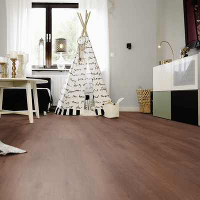 Биополы Wineo PURLINE 1000 wood XL Дуб Рустик Кофе PLC316R в интерьере гостиной