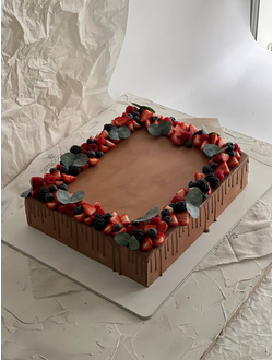 Торт с венком из ягод (от 3х кг)