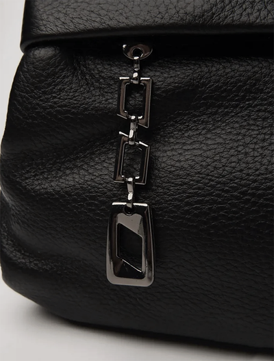 (АРТИКУЛ: 10022/0) СУМКА ЖЕНСКАЯ, НЕБОЛЬШАЯ, НАТУРАЛЬНАЯ КОЖА, ЧЕРНАЯ, С ДЕКОРАТИВНЫМ НАРУЖНЫМ КАРМАНОМ, С ПЛЕЧЕВЫМ РЕМНЕМ