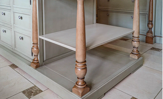 Остров на кухню с дубовой столешницей и 11 ящиками.