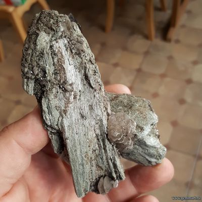 Дымчатый кварц с хлоритом и кальцит на хлорит-серицитовом сланце. Россия. 175*62*52мм