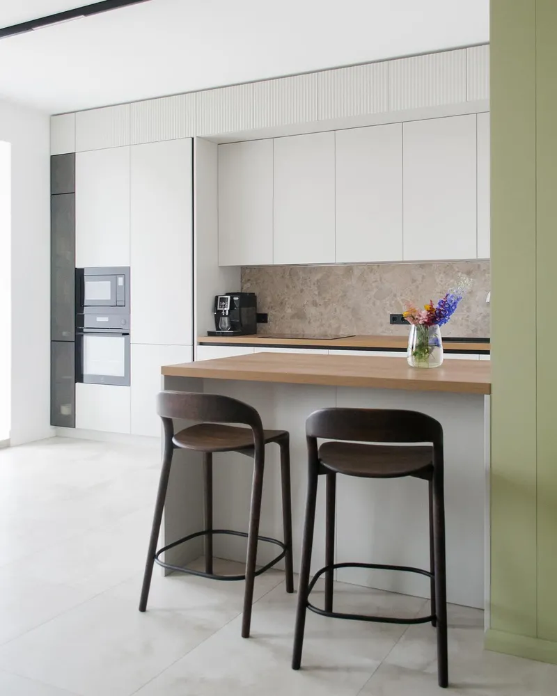 Кухня угловая с барной стойкой , 2 уровня, 4500*2500. Материал фасадов МДФ. Срок изготовления от 30 рабочих дней.  Цена на момент изготовления 236000 р.