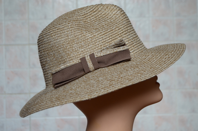 zolotistaya-zhenskaya-shlyapa-italiya-kupit-v-magazine-shlyap