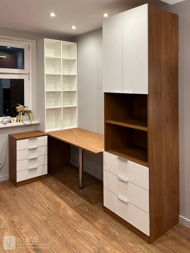 045 Рабочая зона. Фасады: ЛДСП Egger H3398 ST12 Дуб Кендал коньяк + ЛДСП Egger W1000 ST9 Белый Премиум