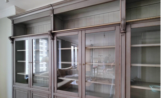 Встроенная библиотека с лестницей.