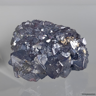 Куприт, сросток кристаллов. Россия. 42*43*24мм